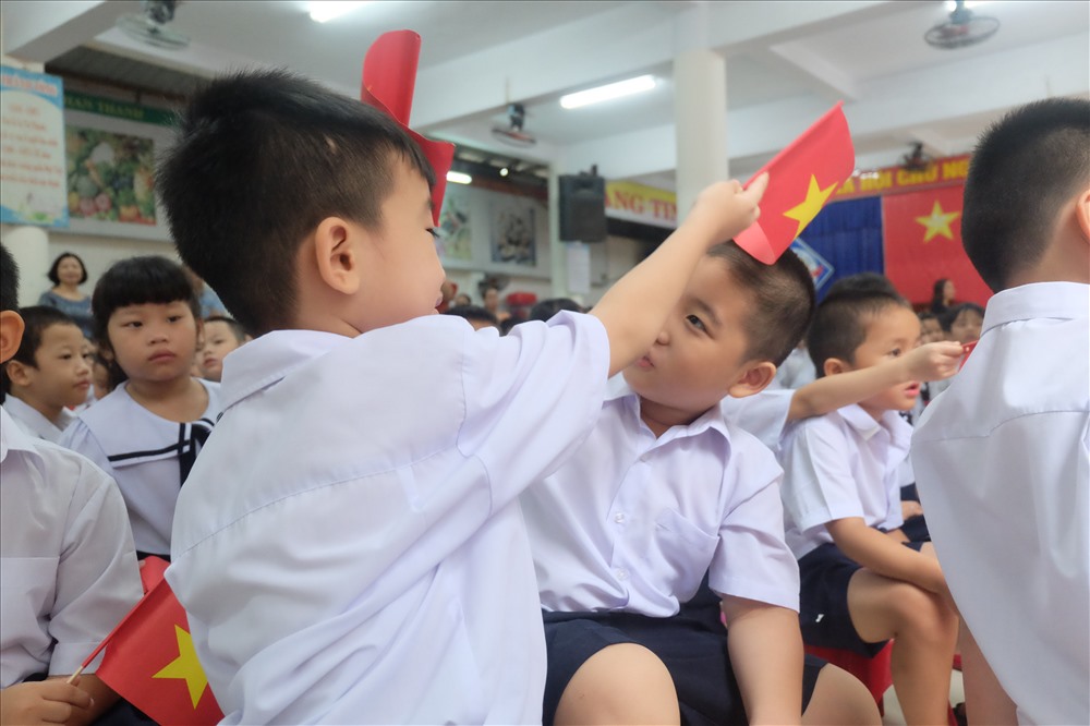 Các em học sinh lớp 1 trường tiểu học Phan Thanh (TP Đà Nẵng) vui đùa với nhau. ảnh: H.Vinh