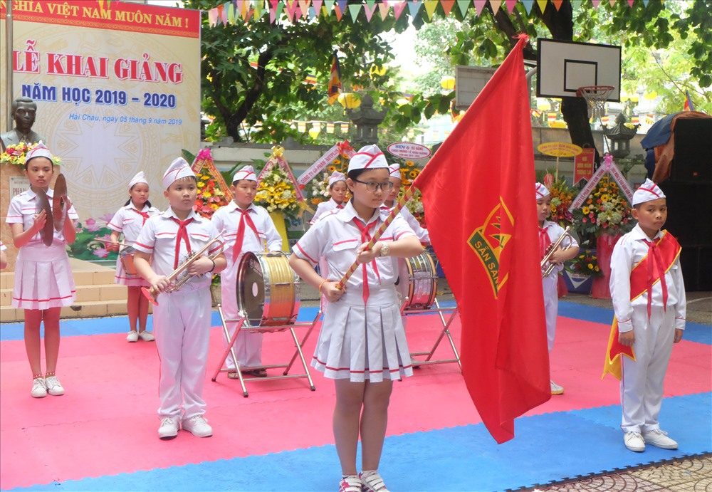 Nghi thức chào cờ của trường tiểu học Phan Thanh. ảnh: H.Vinh