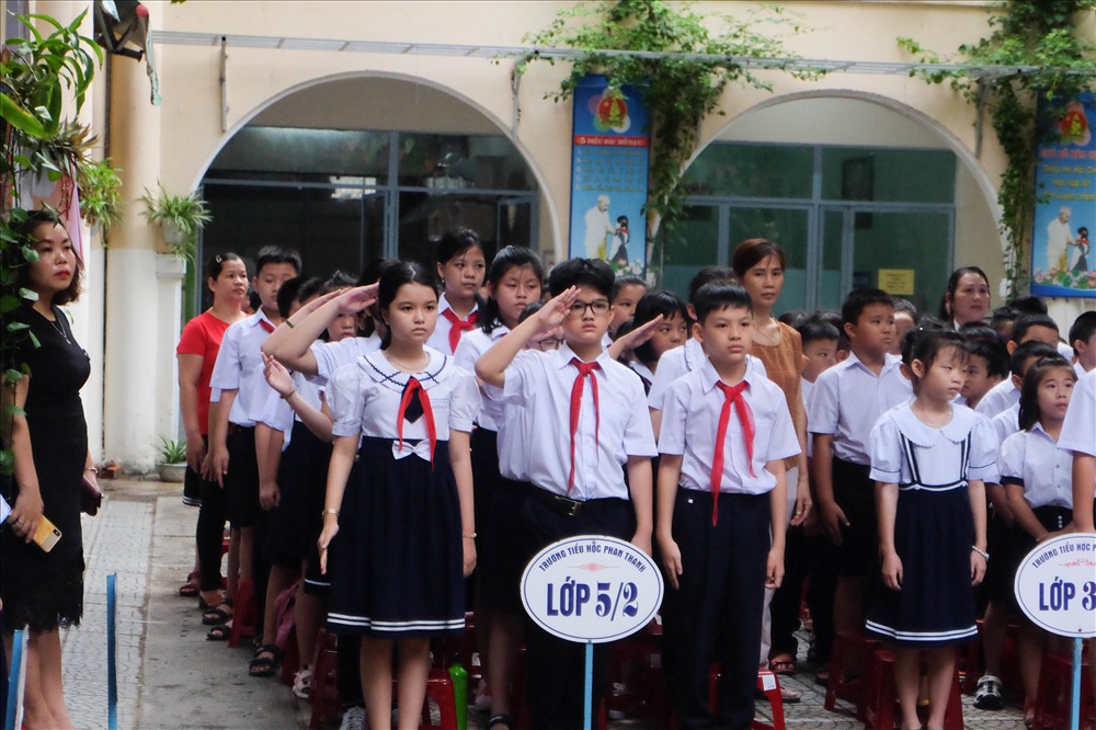 Nghi thức chào cờ của trường tiểu học Phan Thanh. ảnh: H.Vinh