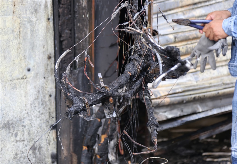 Nhiều cụm dây điện bị cháy rụi gây khó khăn và nguy hiểm cho công tác chữa cháy. Ảnh: Lam Thiên.