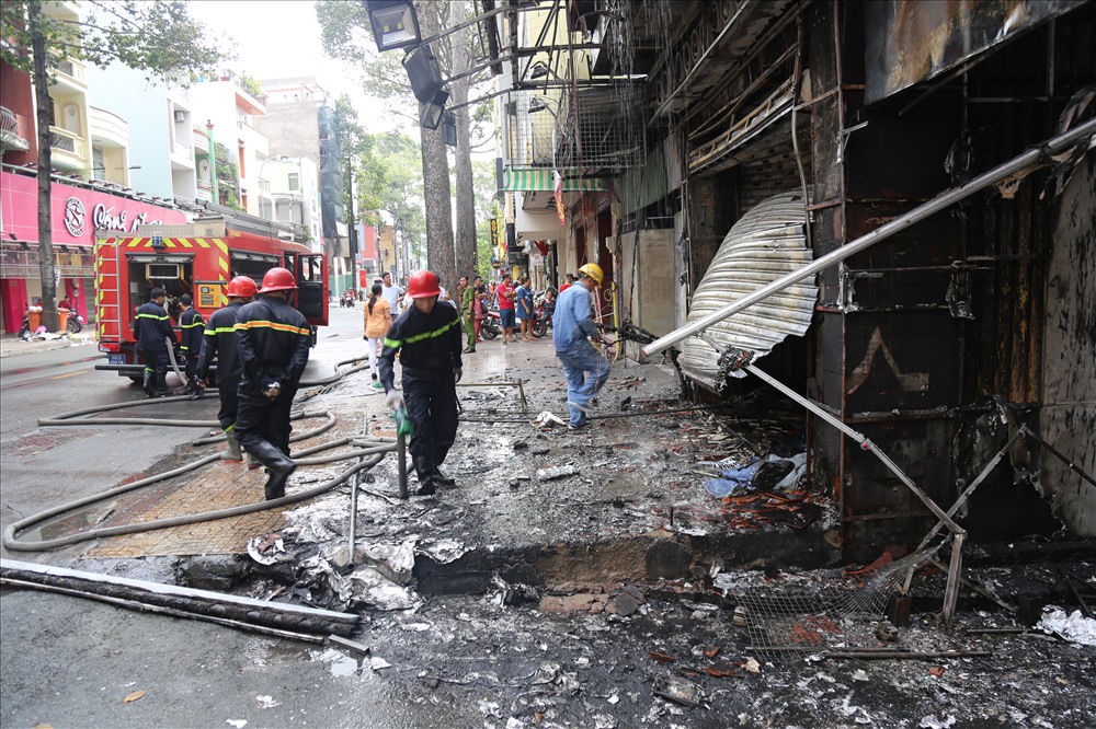 Vụ cháy đã thiêu rụi nhiều tài sản trong ngôi nhà 4 tầng. Ảnh: Lam Thiên.