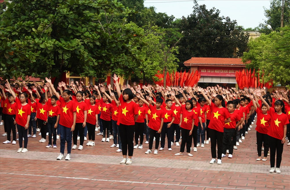 Một tiết mục văn nghệ chào mừng lễ khai giảng năm học mới do các em học sinh Trường THCS Trương Hán Siêu biểu diễn. Ảnh: NT
