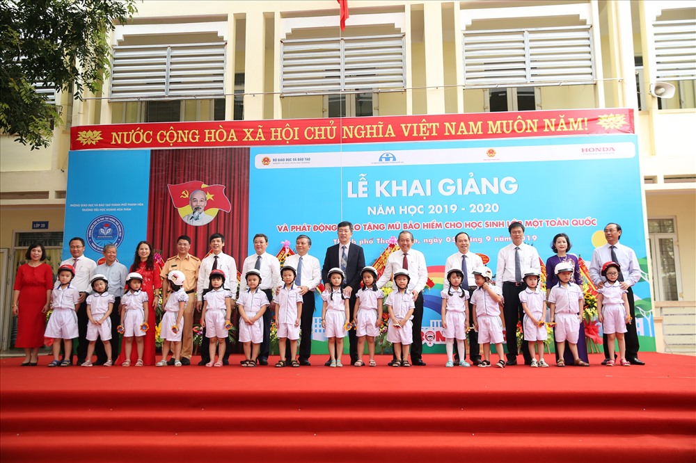 Đại diện Ủy ban ATGT Quốc gia, Bộ GDDT, công ty HVN và lãnh đạo tỉnh Thanh Hóa trao tặng mũ đại diện.