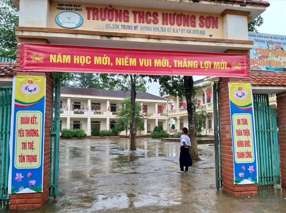 Dù trời mưa, trường THCS Hương Sơn (Tân Kỳ - Nghệ An) vẫn cố gắng tổ chức lễ khai giảng chu tất. Ảnh: Hải Đăng