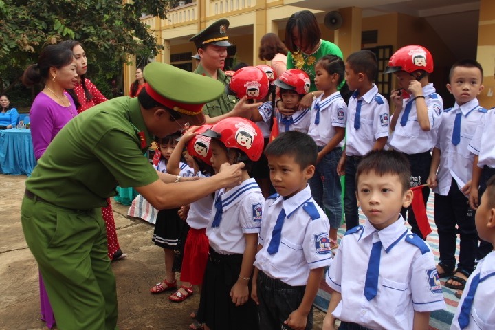Công an huyện Quỳ Hợp - Nghệ An tặng quà cho học sinh tiểu học ngày khai giảng. Ảnh: Phan Giang