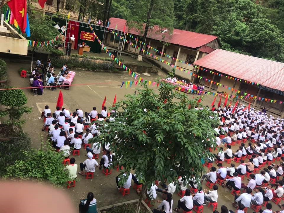 Do không mưa, trường học ở xã miền núi Mường Típ (Kỳ Sơn - Nghệ An) tổ chức khai giảng tại sân trường. Ảnh: Công Danh