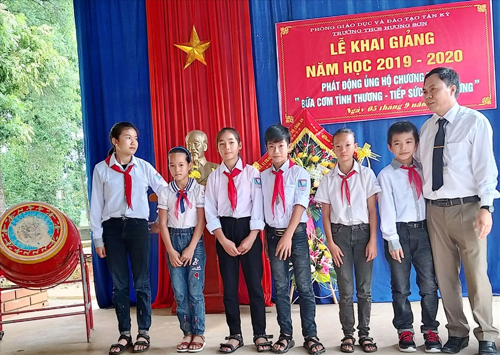Trường THCS Hương Sơn (Tân Kỳ - Nghệ An) phát động phong trào chung tay vĩ bữa cơm cho học sinh nghèo. Ảnh: Thầy Hiệu trưởng Nguyễn Cảnh Hùng trao thưởng cho học sinh giỏi.