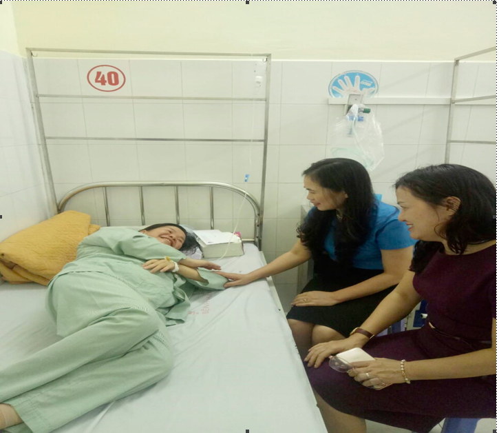 Đồng chí Nguyễn Thị Bích Hợp – Phó Chủ tịch CĐGDVN trao quà cho CB,NG,NLĐ tỉnh Điện Biên. Ảnh: B.Thuý