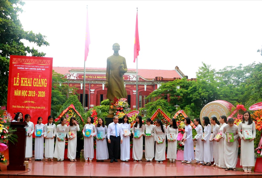 Chủ tịch UBND tỉnh Phan Ngọc Thọ tặng quà cho những học sinh có thành tích học tập tốt. Ảnh: PĐ.