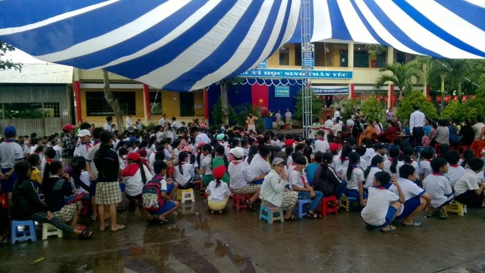 các em học sinh Việt Kiều ven biên giới phải qua đò chợ cũ tại xã Khánh An, huyện An Phú, tỉnh An Giang để dự khai giảng năm học 2019 - 2020.