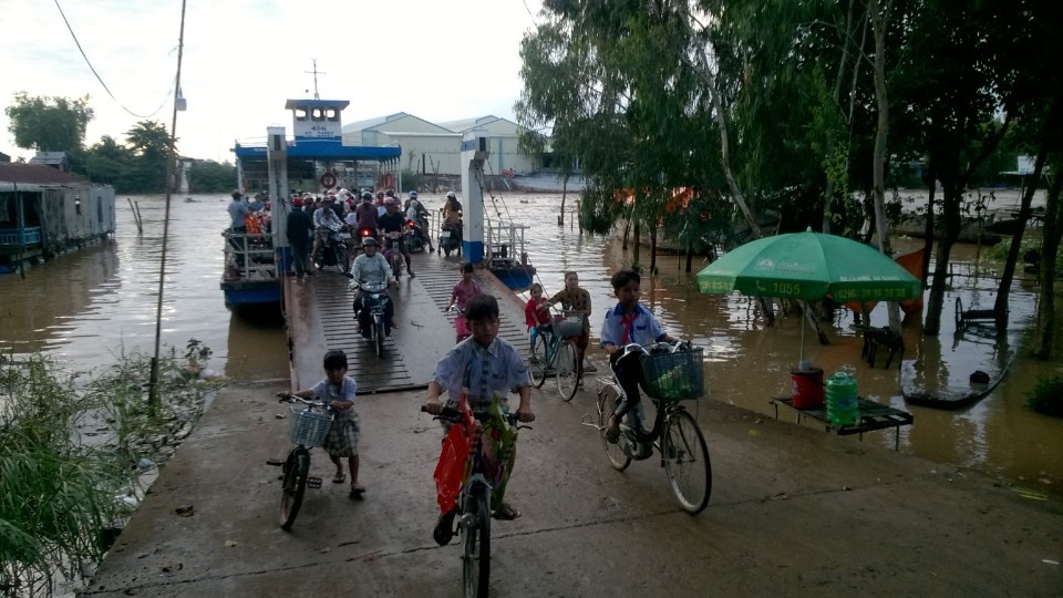 các em học sinh Việt Kiều ven biên giới phải qua đò chợ cũ tại xã Khánh An, huyện An Phú, tỉnh An Giang để dự khai giảng năm học 2019 - 2020.