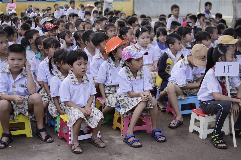 các em học sinh Việt Kiều ven biên giới phải qua đò chợ cũ tại xã Khánh An, huyện An Phú, tỉnh An Giang để dự khai giảng năm học 2019 - 2020.