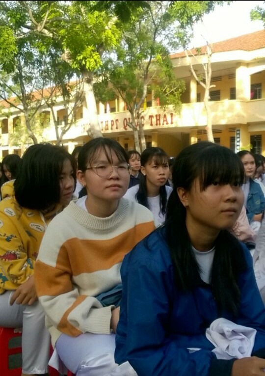 Em Ngô Thị Thanh Liễu  (áo xanh, thứ nhất bên phải sang), một học sinh Việt kiều được Đồn Biên Phòng cửa Khẩu Long Bình nhận nuôi là 1 trong 6 em học sinh. Ảnh: Thành Nhân