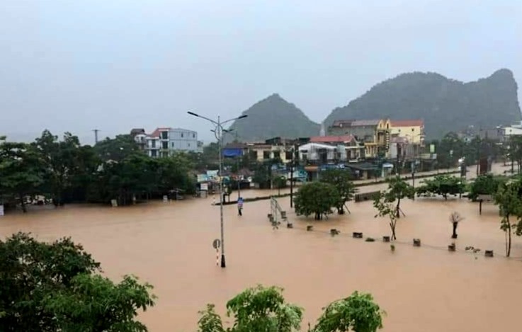 Trung tâm khu vực Phong Nha - Kẻ Bàng chìm trong nước lũ. Ảnh: CTV