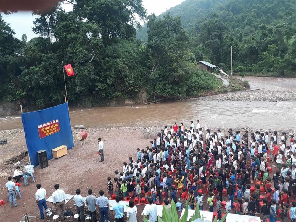 Thầy Tòng Văn Thủy (áo trắng, đứng giữa) trong buổi lễ khai giảng bên bờ suối cùng 600 học sinh.