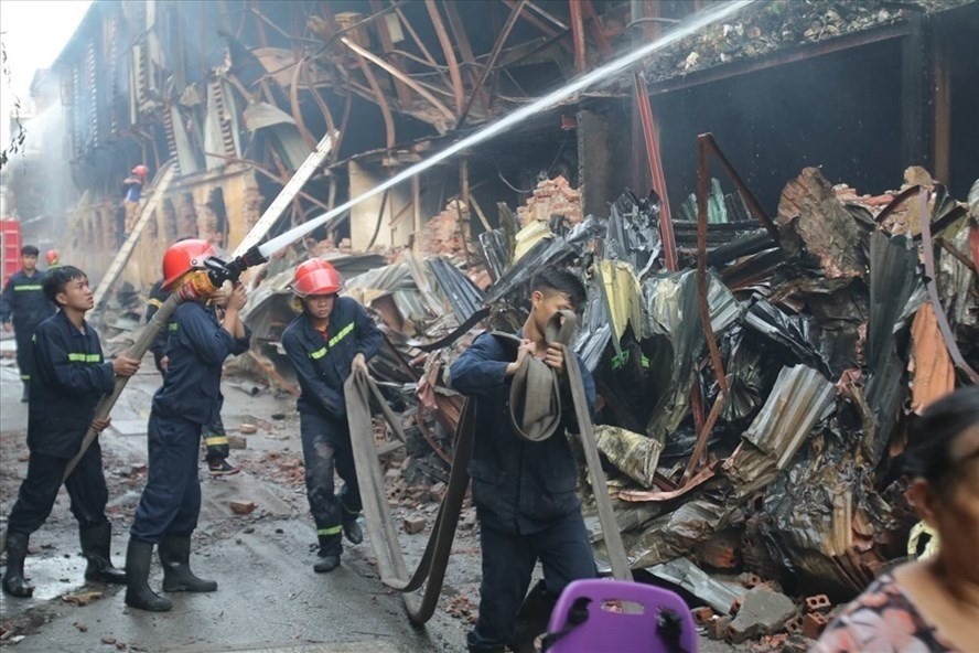 Lực lượng cứu hỏa tham gia chữa cháy tại Rạng Đông.