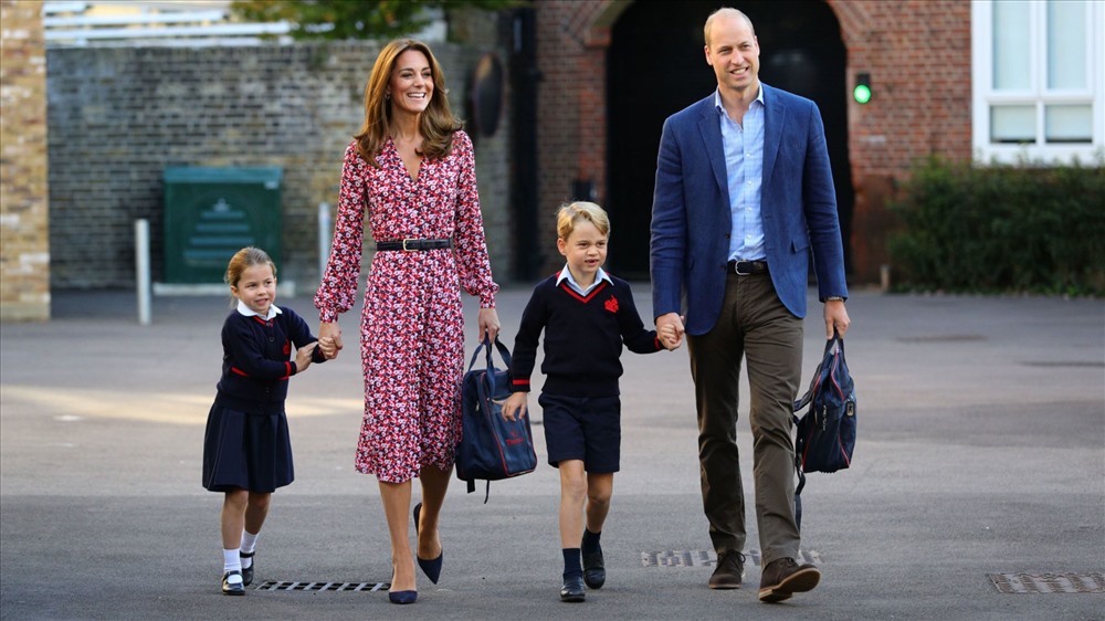 Hoàng tử William, Công nương Kate vui vẻ đưa tiểu công chúa và tiểu hoàng tử đi khai giảng. Ảnh: Sky News.