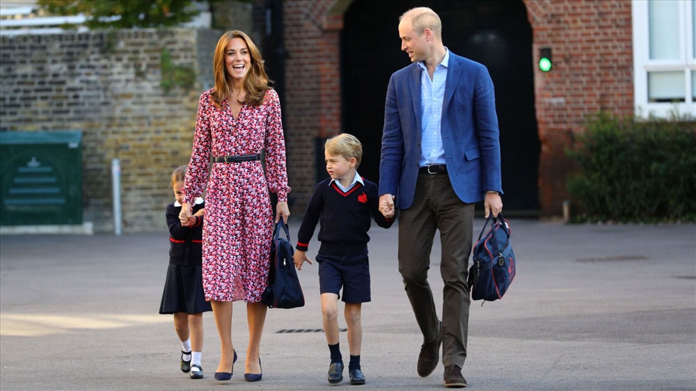 Hoàng tử William, Công nương Kate vui vẻ đưa tiểu công chúa và tiểu hoàng tử đi khai giảng. Ảnh: Sky News.