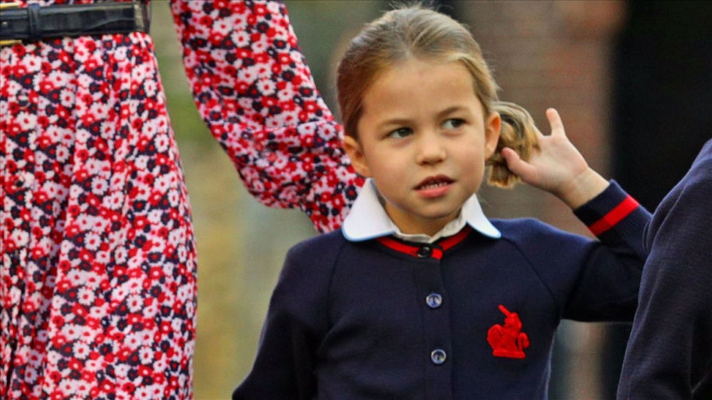 Công chúa Charlotte e ấp trong ngày khai giảng đầu tiên. Ảnh: Sky News.