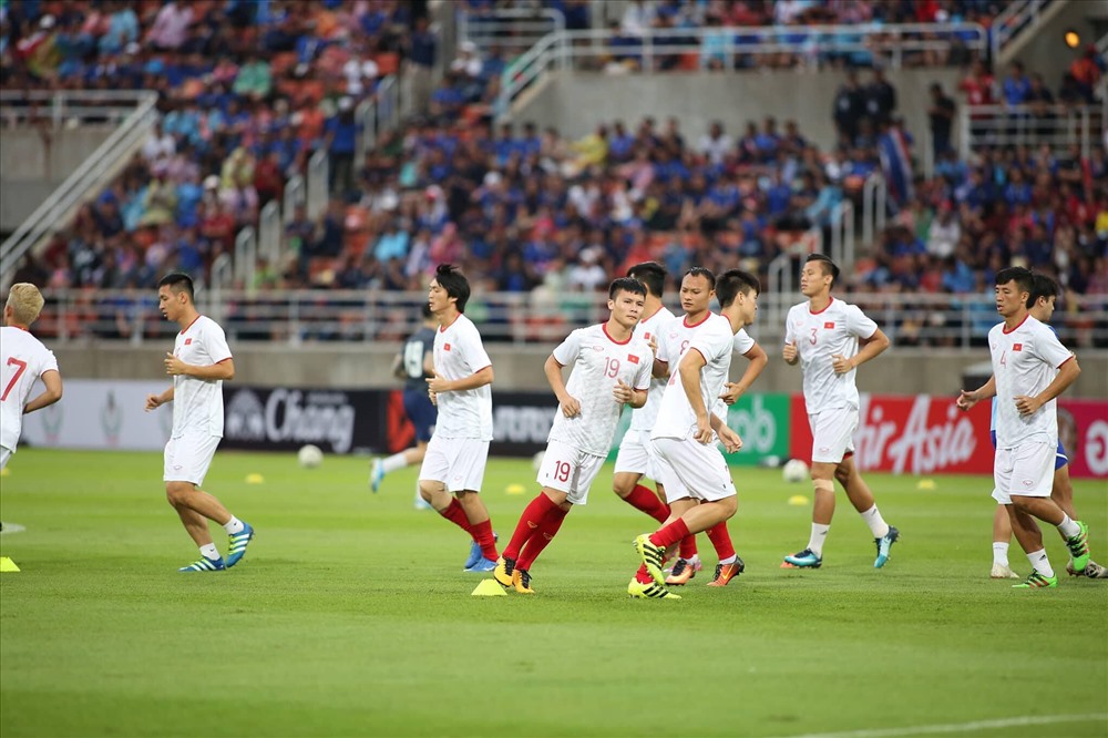 Đội tuyển Việt Nam khởi động trước trận đấu. Ảnh: Đăng Huỳnh
