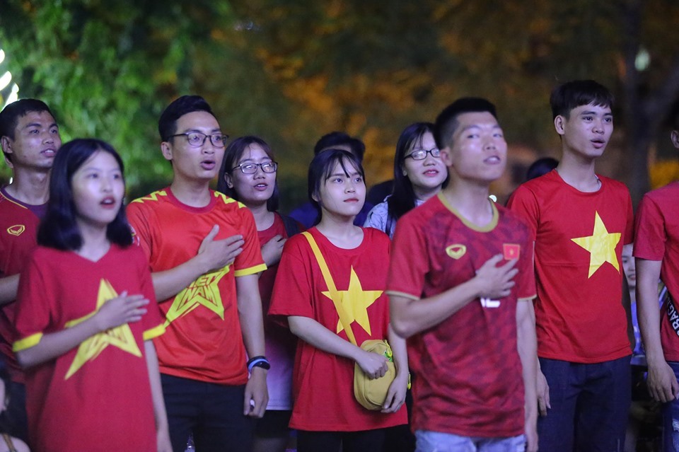 Trong khi người dân TP.HCM không thể xem trực tiếp bóng đá tại phố đi bộ Nguyễn Huệ thì hai địa điểm khác tại TP được trình chiếu công cộng trận Việt Nam - Thái Lan là Quảng trường Khánh Hội (quận 4). Ảnh: Phan Anh.