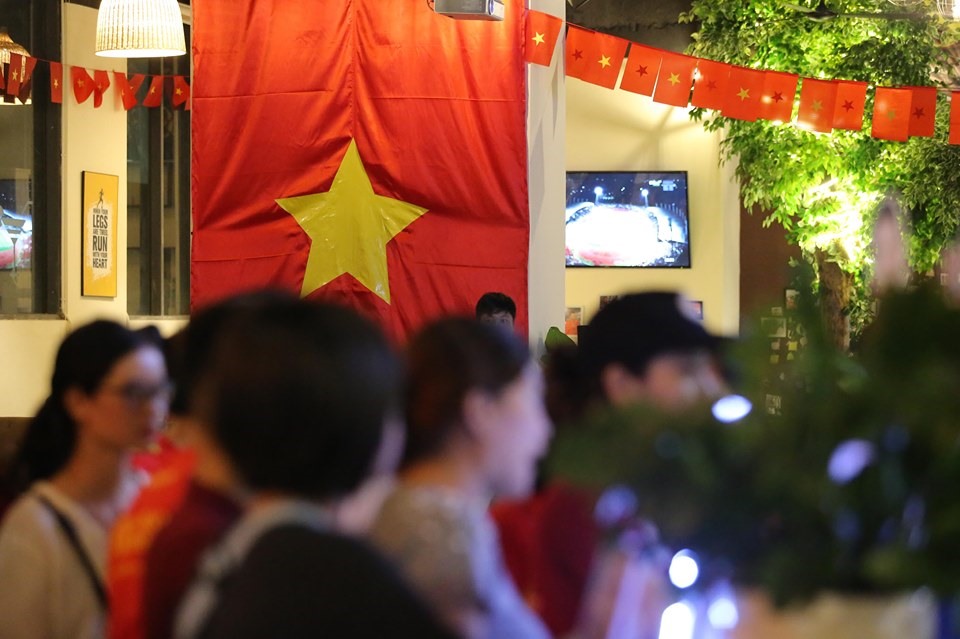 Trong khi người dân TP.HCM không thể xem trực tiếp bóng đá tại phố đi bộ Nguyễn Huệ thì hai địa điểm khác tại TP được trình chiếu công cộng trận Việt Nam - Thái Lan là Quảng trường Khánh Hội (quận 4). Ảnh: Phan Anh.