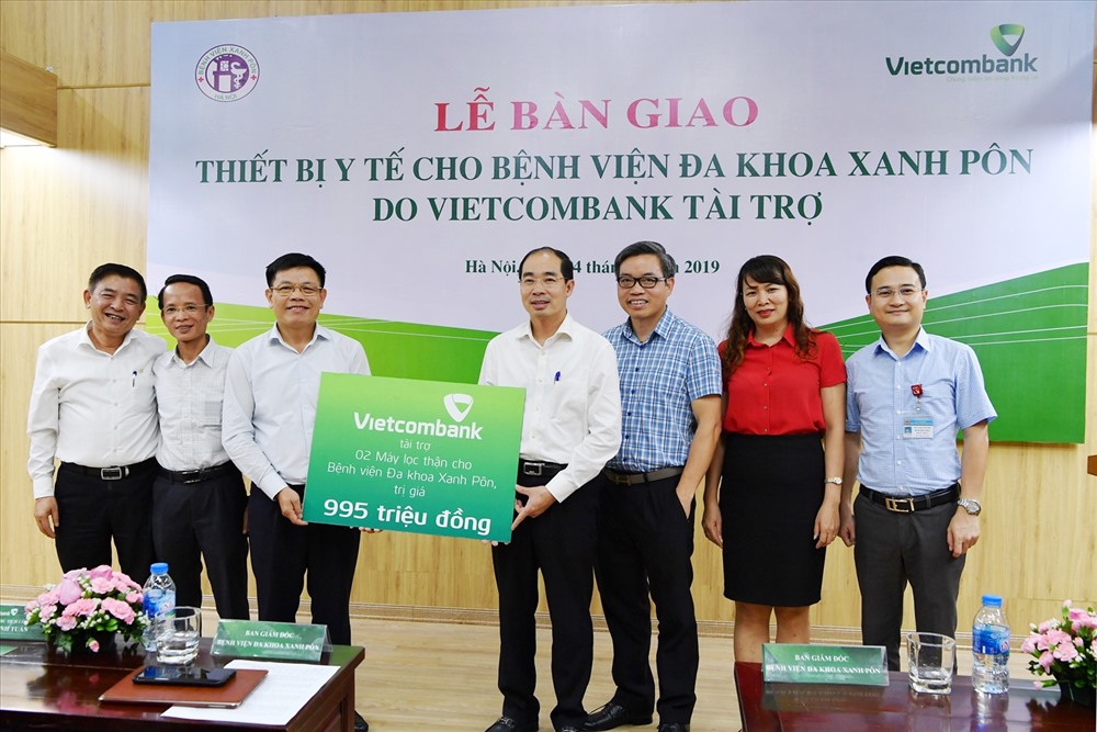 Ông Đào Minh Tuấn – Phó Tổng Giám đốc, Chủ tịch Công đoàn Vietcombank (thứ 3 từ trái sang) trao biển tượng trưng tài trợ 02 máy lọc thận cho Bệnh viện.