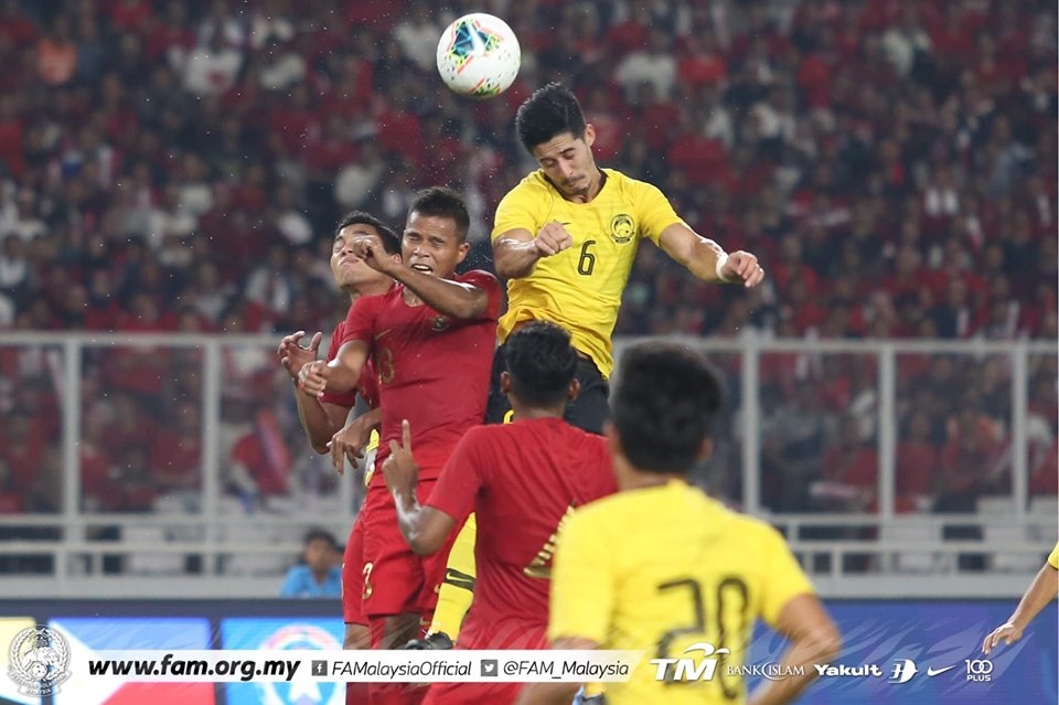 Malaysia và Indonesia chơi ăn miếng trả miếng suốt 90 phút của trận đấu. Cả hai đội đều thể hiện thể lực sung mãn cùng lối chơi Pressing tầm cao cũng như tấn công biên (Ảnh: FAM)