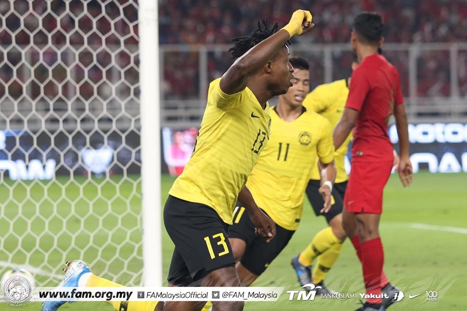 Tiền đạo Sumareh gốc Gambia lập cú đúp giúp Malaysia giành chiến thắng chung cuộc 3-2 trước Indonesia (Ảnh: FAM)