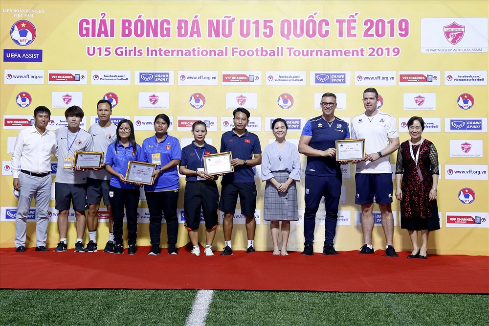 Đại diện ban tổ chức giải trao bảng danh vị cho đại diện 3 đội U15 Myanmar, U15 Hồng Kông và U15 Việt Nam. Ảnh: MH