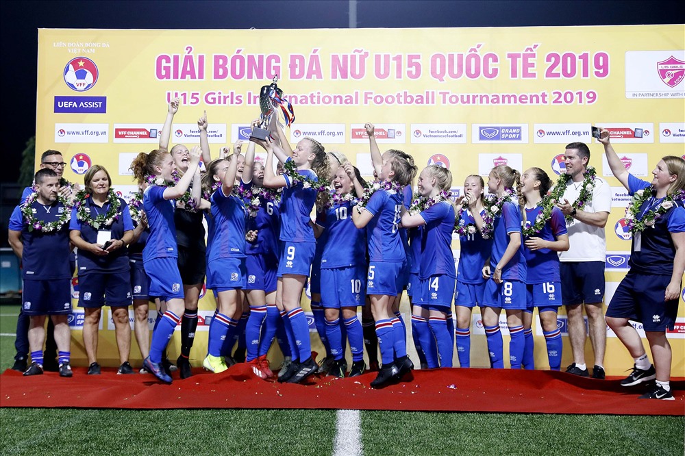 U15 nữ Iceland nhận chức vô địch. Ảnh: MH