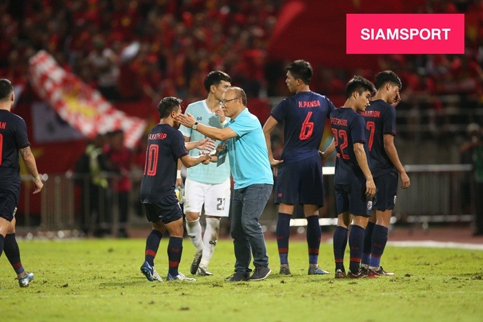 Thầy Park vào sân bắt tay, hỏi han từng tuyển thủ Thái Lan sau khi trận đấu khép lại. Ảnh: Siam Sport