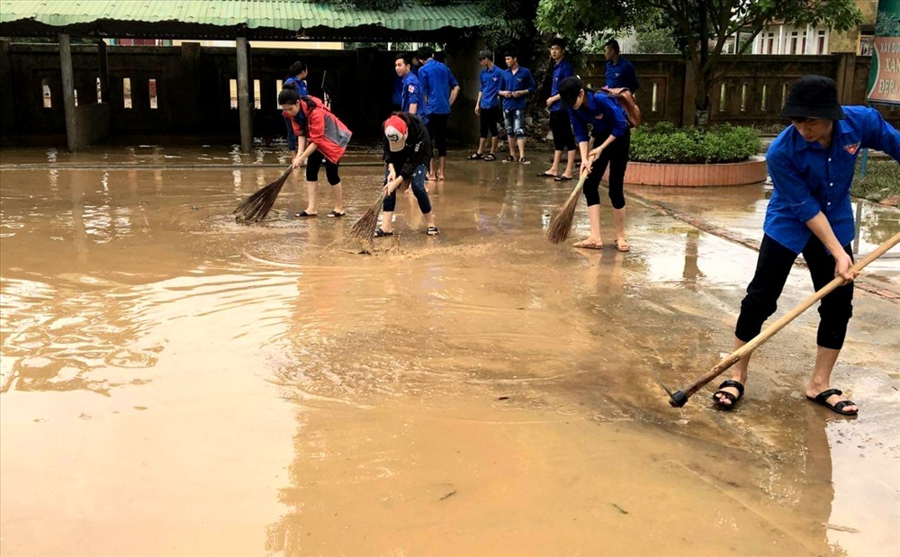 Trường học ngổn ngang sau lũ. Ảnh: LPL