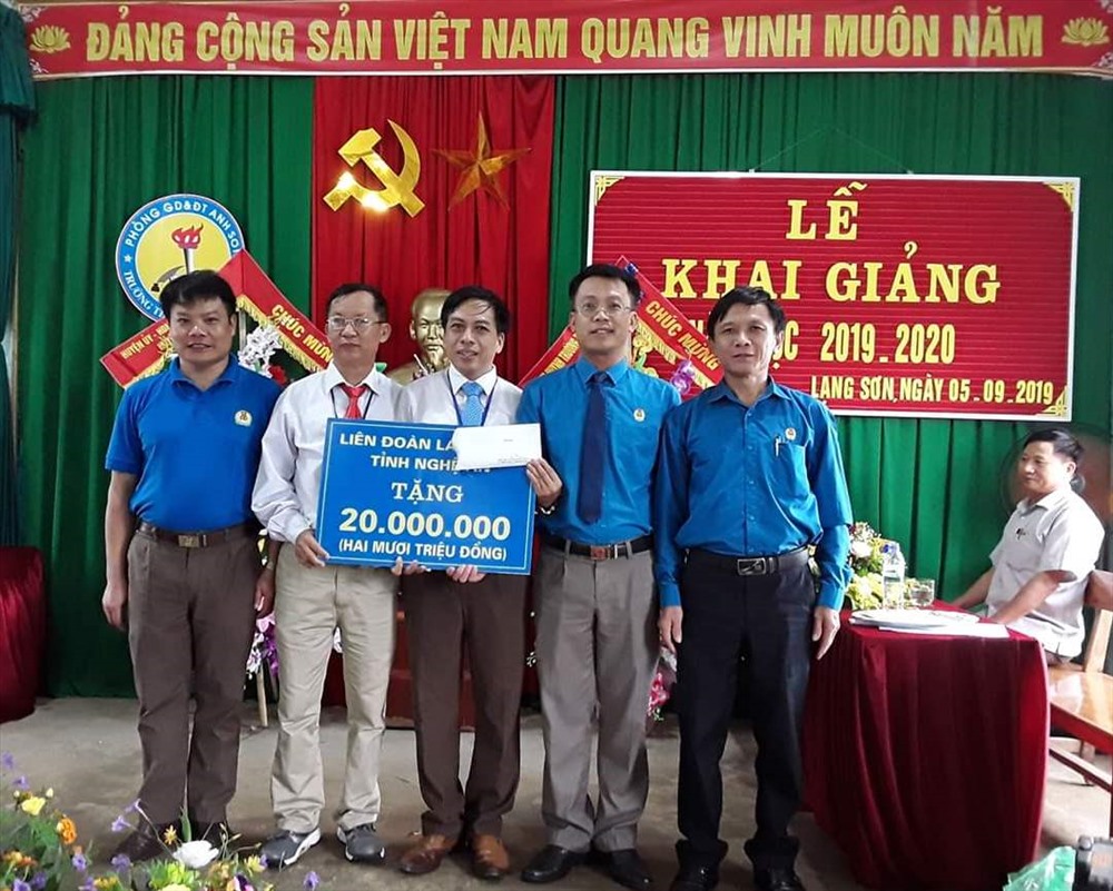 Đồng chí Nguyễn Chí Công - Phó Chủ tịch LĐLĐ tỉnh trao quà cho học sinh Trường Tiểu học Lạng Sơn, huyện Anh Sơn
