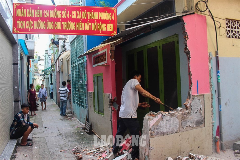 Nhiều hộ dân tại quận 3, thành phố Hồ Chí Minh đã đồng loạt hiến đất để mở rộng các con hẻm.