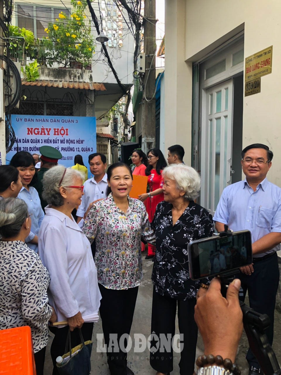 Hôm nay (6.9), các hộ dân sống tại nhiều tuyến hẻm của 8 phường thuộc quận 3, thành phố Hồ Chí Minh đồng loạt tham dự lễ khởi công mở rộng hẻm từ đất do chính người dân hiến đất. Ảnh: NVCC
