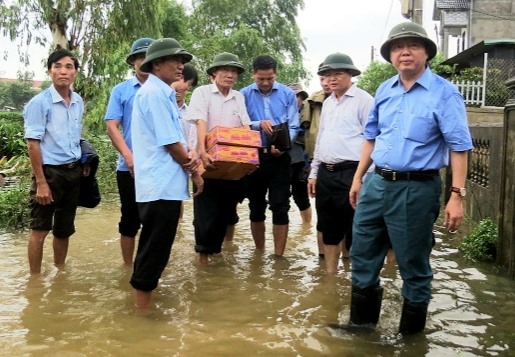 Bộ trưởng Trần Hồng Hà thăm hỏi, động viên người dân vùng lũ. Ảnh: LPL