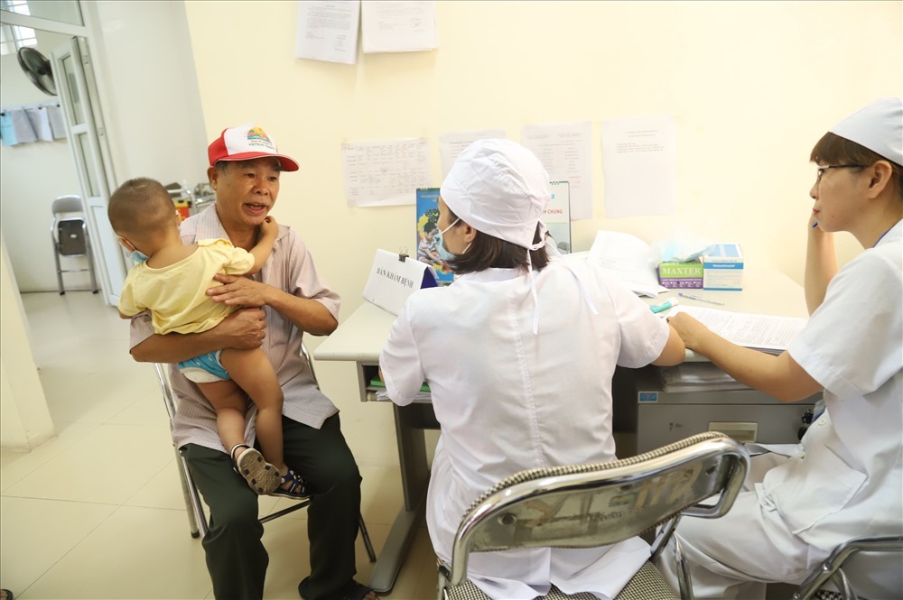 Người dân đến khám sàng lọc miễn phí tại trạm y tế phường Hạ Đình. Ảnh: Phạm Dung.