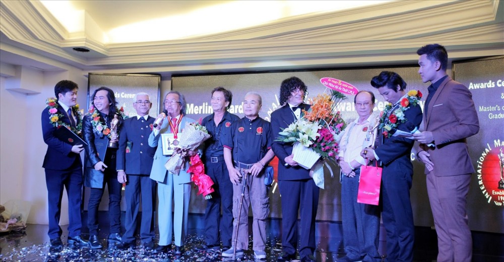 Cha con nghệ sĩ Nguyễn Ngọc Minh Quang, Ngọc Viên (thứ hai và thứ tư từ trái qua) trên sân khấu vinh danh của Hiệp hội Ảo thuật Quốc tế I.M.S.