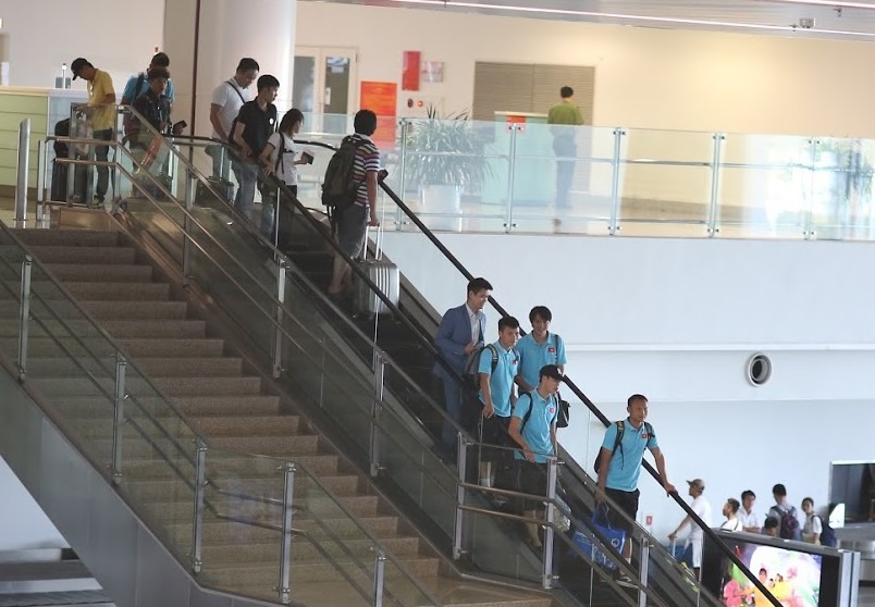 Chiều 6/9, các thành viên của tuyển Việt Nam đã có mặt tại cảng hàng không quốc tế Nội Bài sau khi đáp chuyến bay trở về từ Thái Lan. Các cầu thủ chia thành nhiều nhóm và đi ra bằng 2 cửa ra khác nhau.