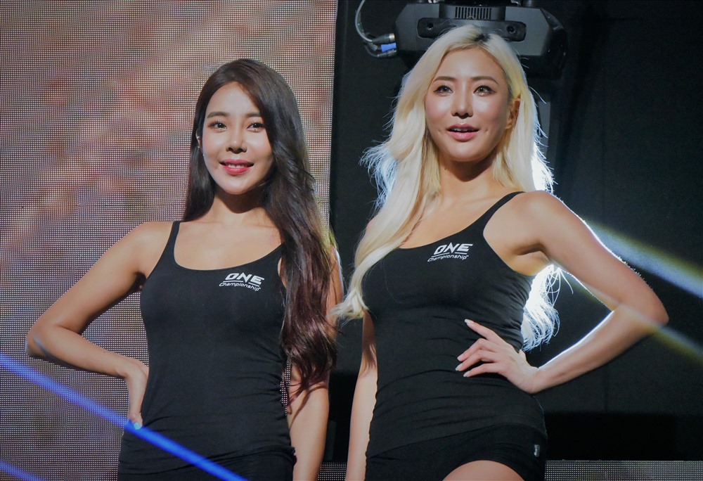 Lee Bomyi (phải) với mái tóc bạch kim đầy quyến rũ, cô còn được ví von là “biểu tượng sexy” của ONE Championship. Ảnh: One