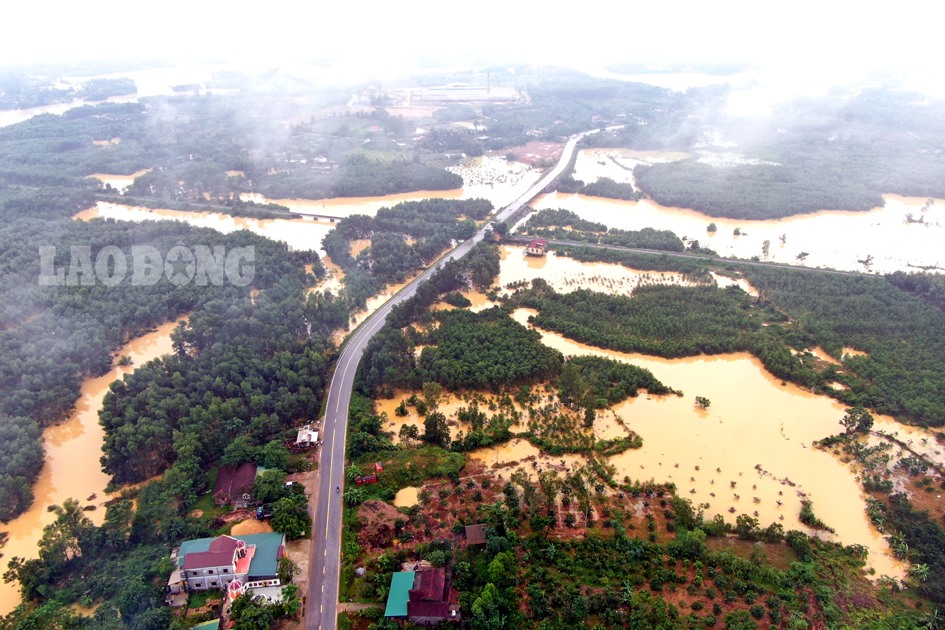 Đến 7 giờ sáng 6.9,  tại xã Hương Thủy (Hương Khê) nước vẫn ngập úng.