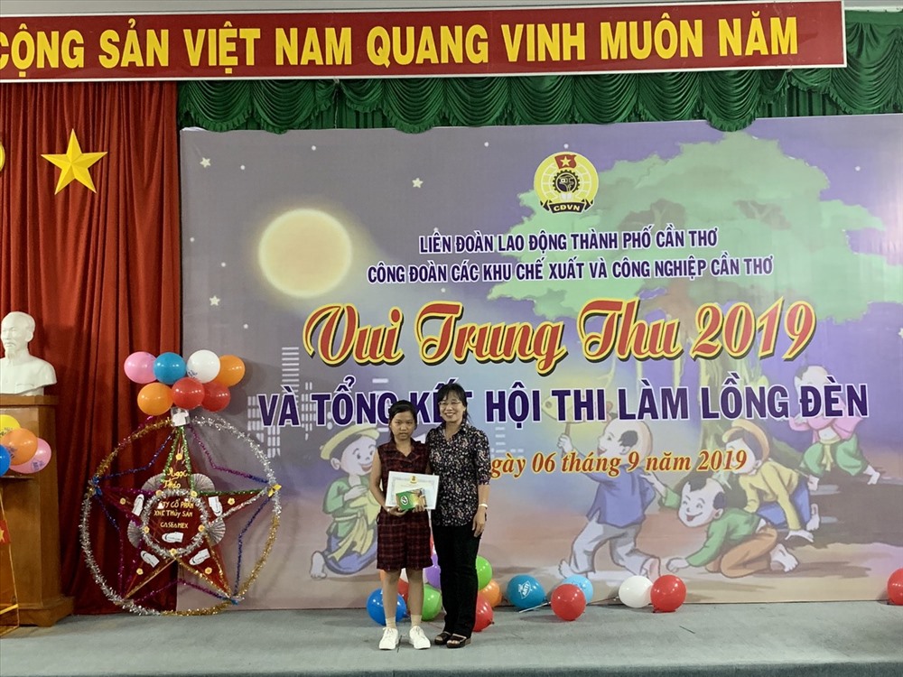 Trao giải thưởng cho các em học sinh là con của đoàn viên, công nhân lao động trong khu chế xuất và công nghiệp Cần Thơ. Ảnh: Thành Nhân