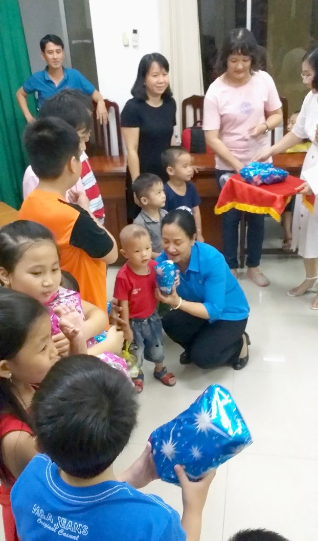 Phó Chủ tịch LĐLĐ Đồng Tháp Nguyễn Thị Thu Ba trao quà cho các cháu. Ảnh: Thùy Linh