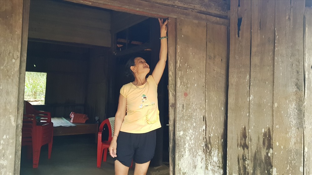 Bà Nguyễn Thị Quế (70 tuổi, tại thôn 4, xã Tân Hóa) cho biết, đây là đợt lũ lớn hơn năm 2016, gần chạm mốc lũ năm 2010. Ảnh: P. Đạt.