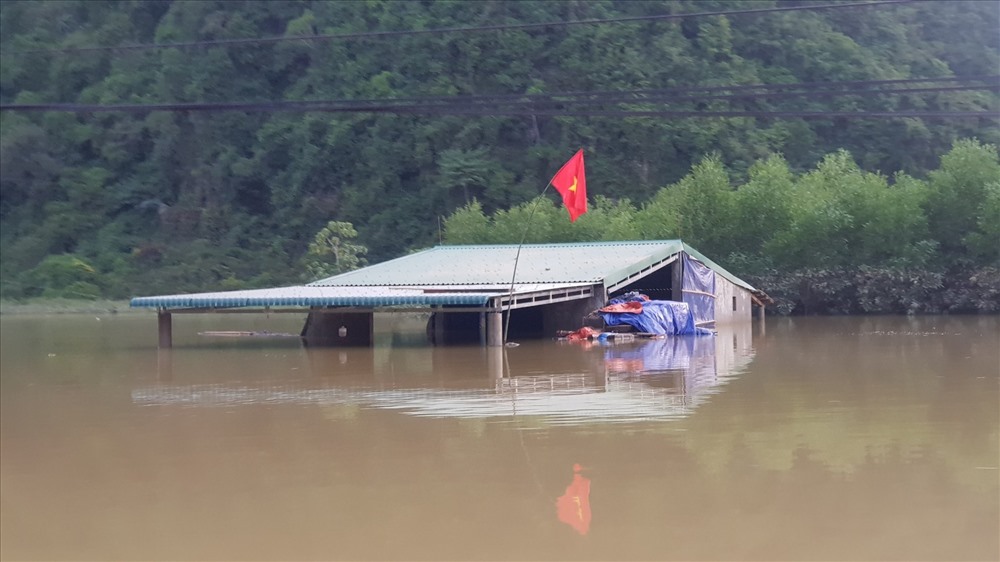 Đến chiều tối 6.9, xã Tân Hóa (huyện Minh Hóa, Quảng Bình) vẫn còn bị nước lũ chia cắt. Ảnh: P. Đạt.