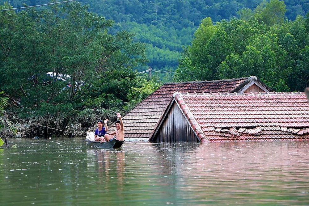 Chiều hôm nay, tại Tân Hóa vẫn có 650 ngôi nhà bị ngập. Trong đó có 40 ngôi nhà vẫn ngập tới nóc. Ảnh: P. Đạt.
