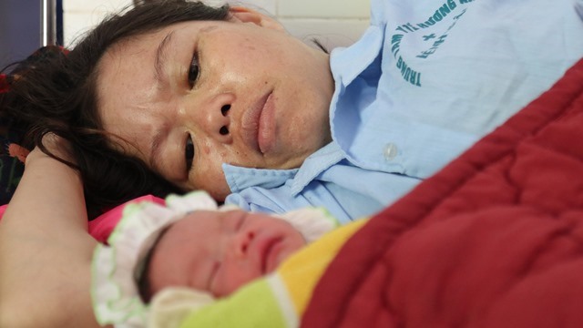 Chị Dung đã sinh hạ thành công sau chặng đường nguy hiểm vượt lũ đến Bệnh viện
