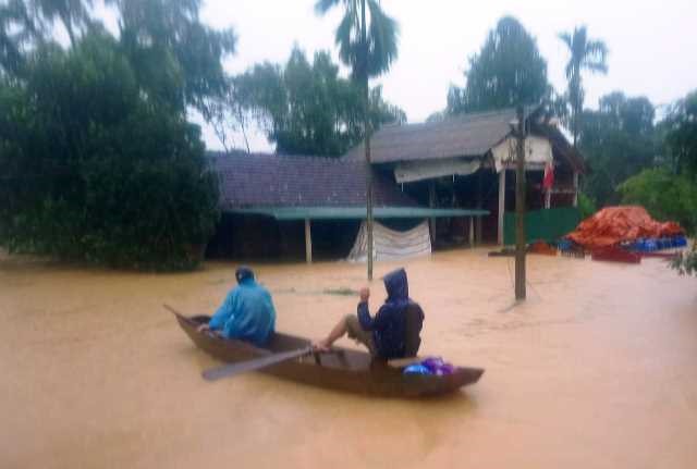 Hình ảnh mưa lũ ngập nhà dân ở Hà Tĩnh