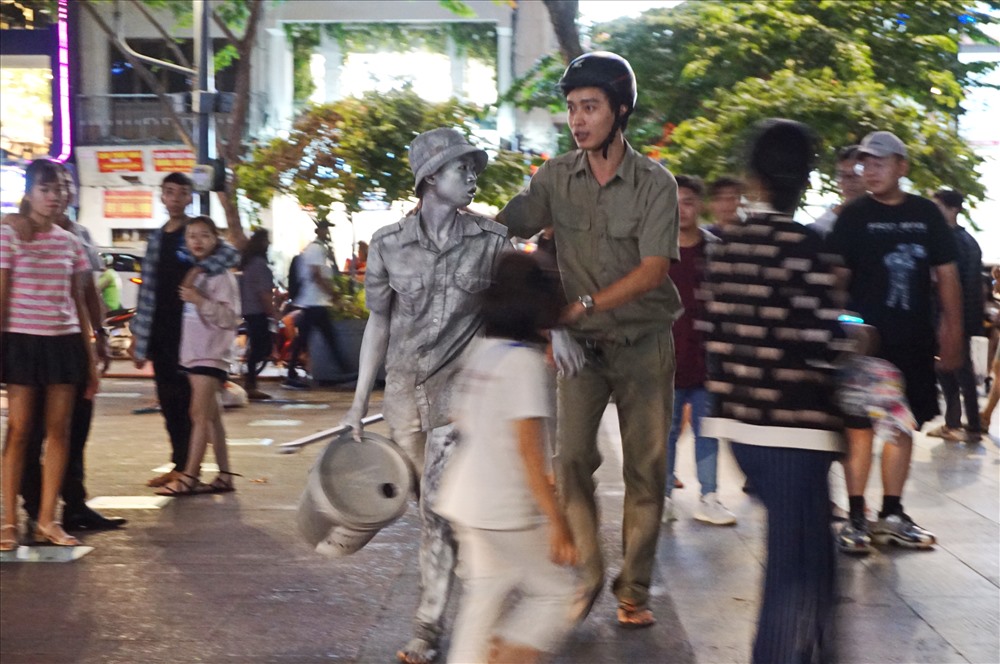Một nhân tượng bị lực lượng chức năng UBND phường Bến Nghé bắt và sau đó xử phạt hành chính.